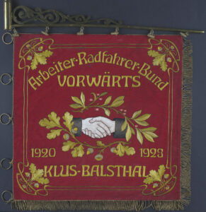 Vereinsfahne der Arbeiterradfahrer von Klus-Balsthal.