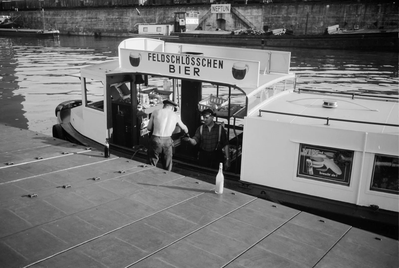 Une petite «boutique flottante» approvisionnait le personnel portuaire en marchandises variées: boissons, en-cas et cigarettes. Photo prise en 1955.