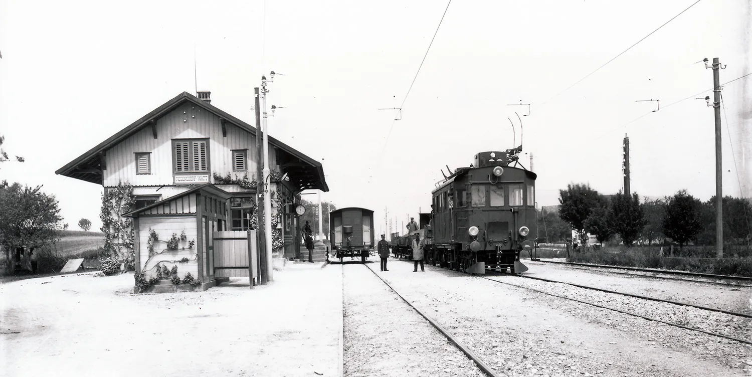 Auf der Versuchsstrecke Zürich Seebach-Wettingen testete die Maschinenfabrik Oerlikon (MFO) mit der Lokomotive Ce 4/4 II den elektrischen Betrieb mit Einphasenwechselstrom.