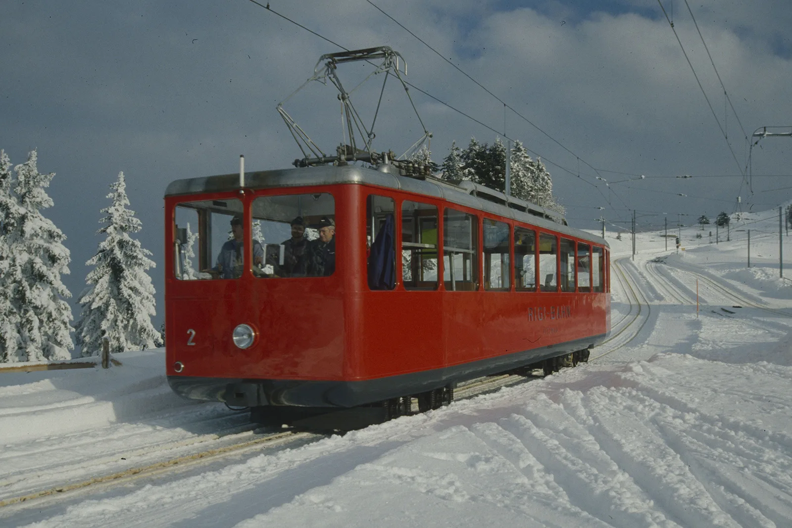 Der aus dem Elektrifizierungsjahr 1937 stammende Triebwagen Nr. 2 der Viznau-Rigi-Bahn, aufgenommen um 1990.