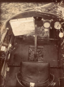 Blick ins Cockpit eines Voisin-Flugzeugs. Das Bild stammt aus dem Jahr 1916.