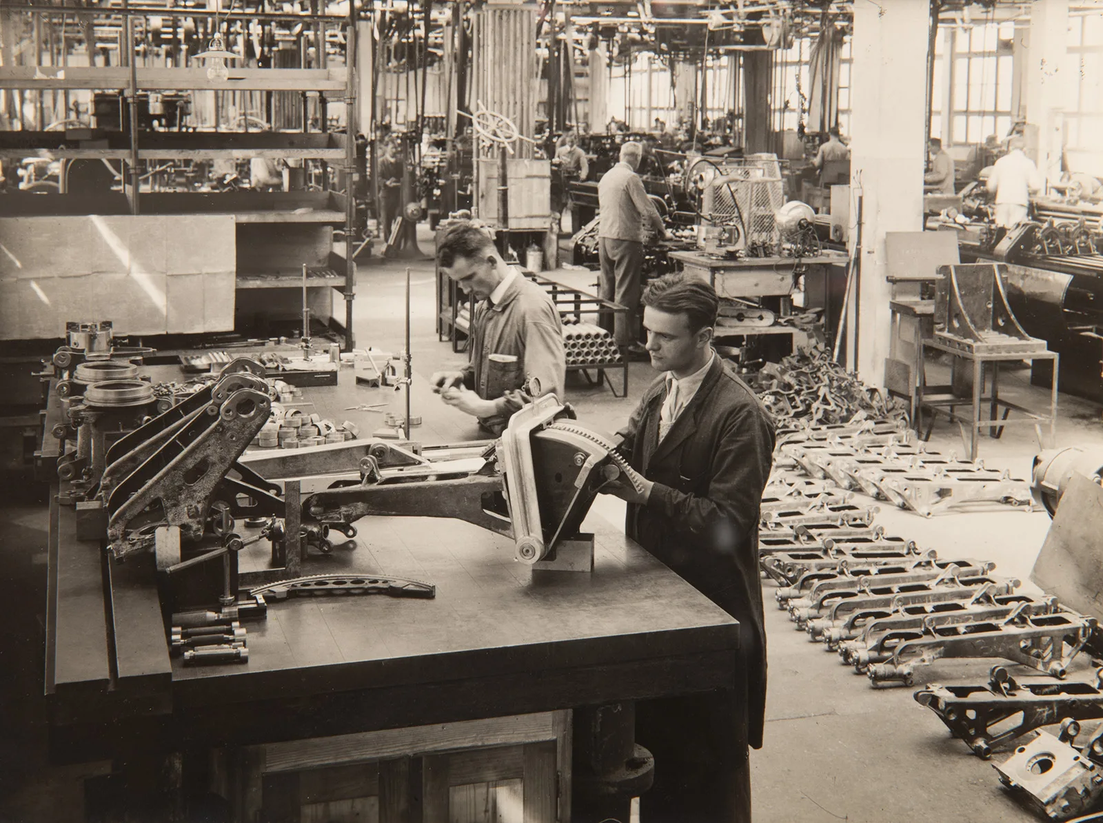 Production d’affûts à la Waffenfabrik Solothurn, vers 1930.
