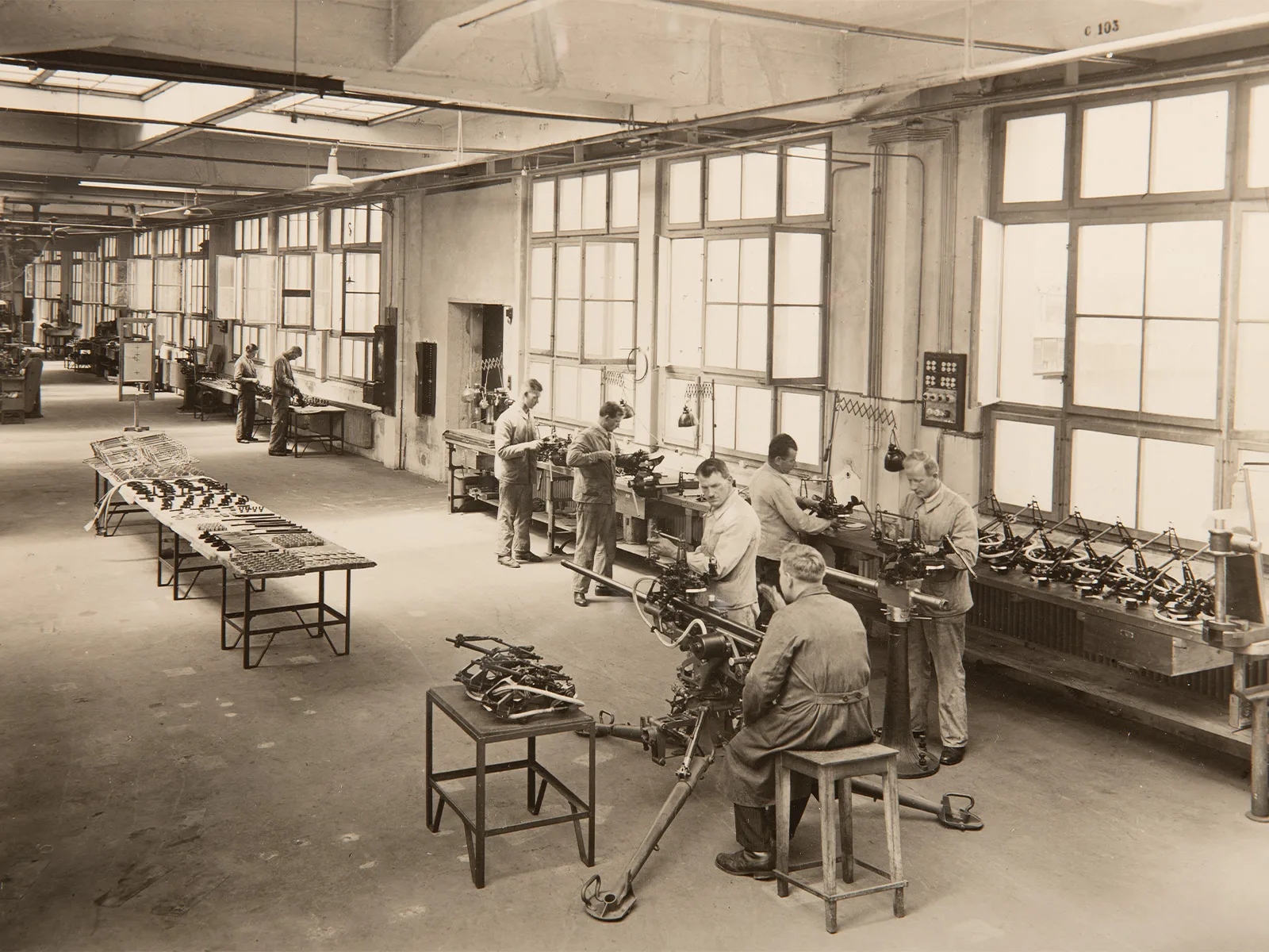 Justierung und Arbeiten an der 20 mm Maschinenkanone S5-100 in der Waffenfabrik Solothurn, um 1930.
