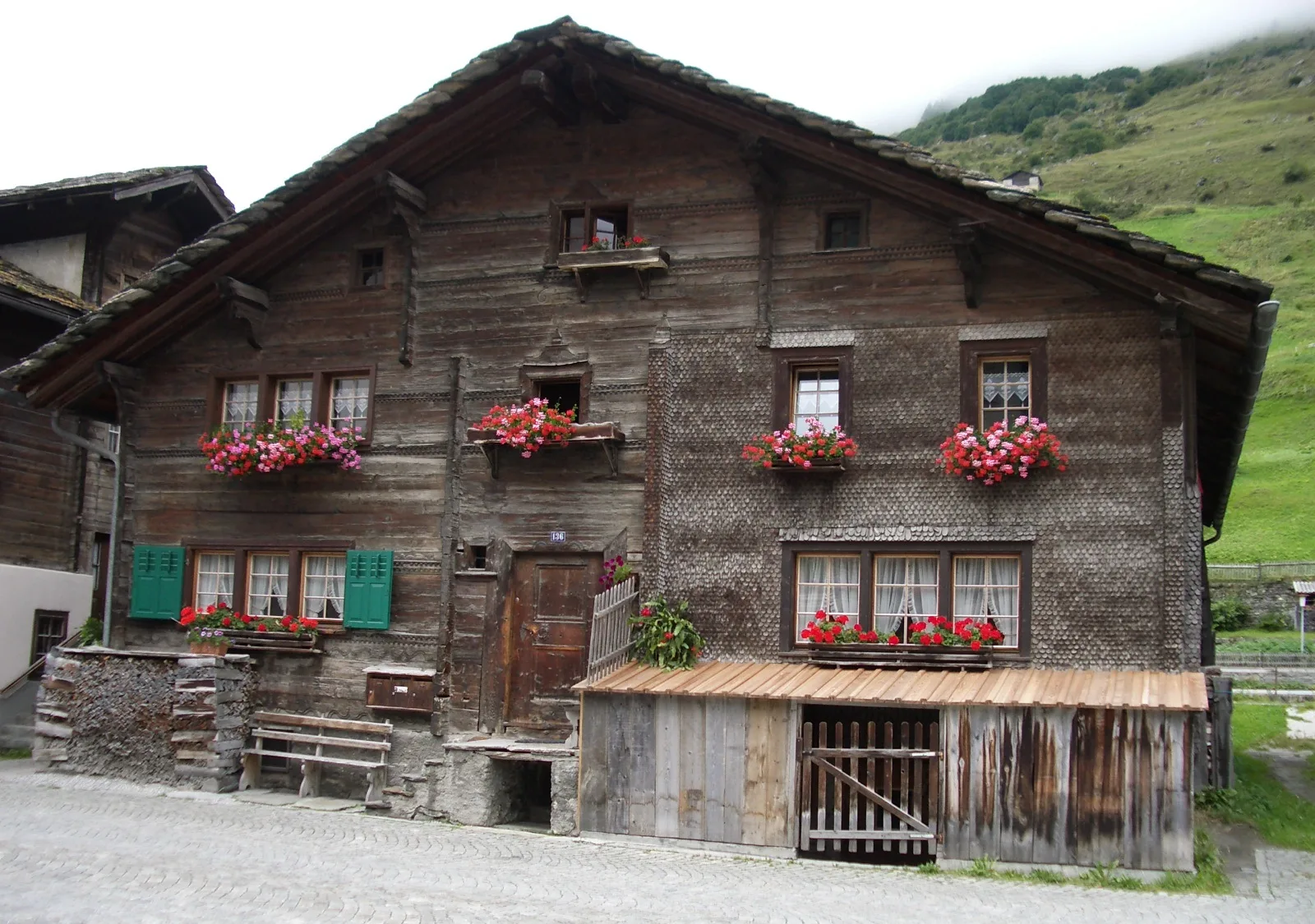 Walserhaus am Dorfplatz von Vals GR.