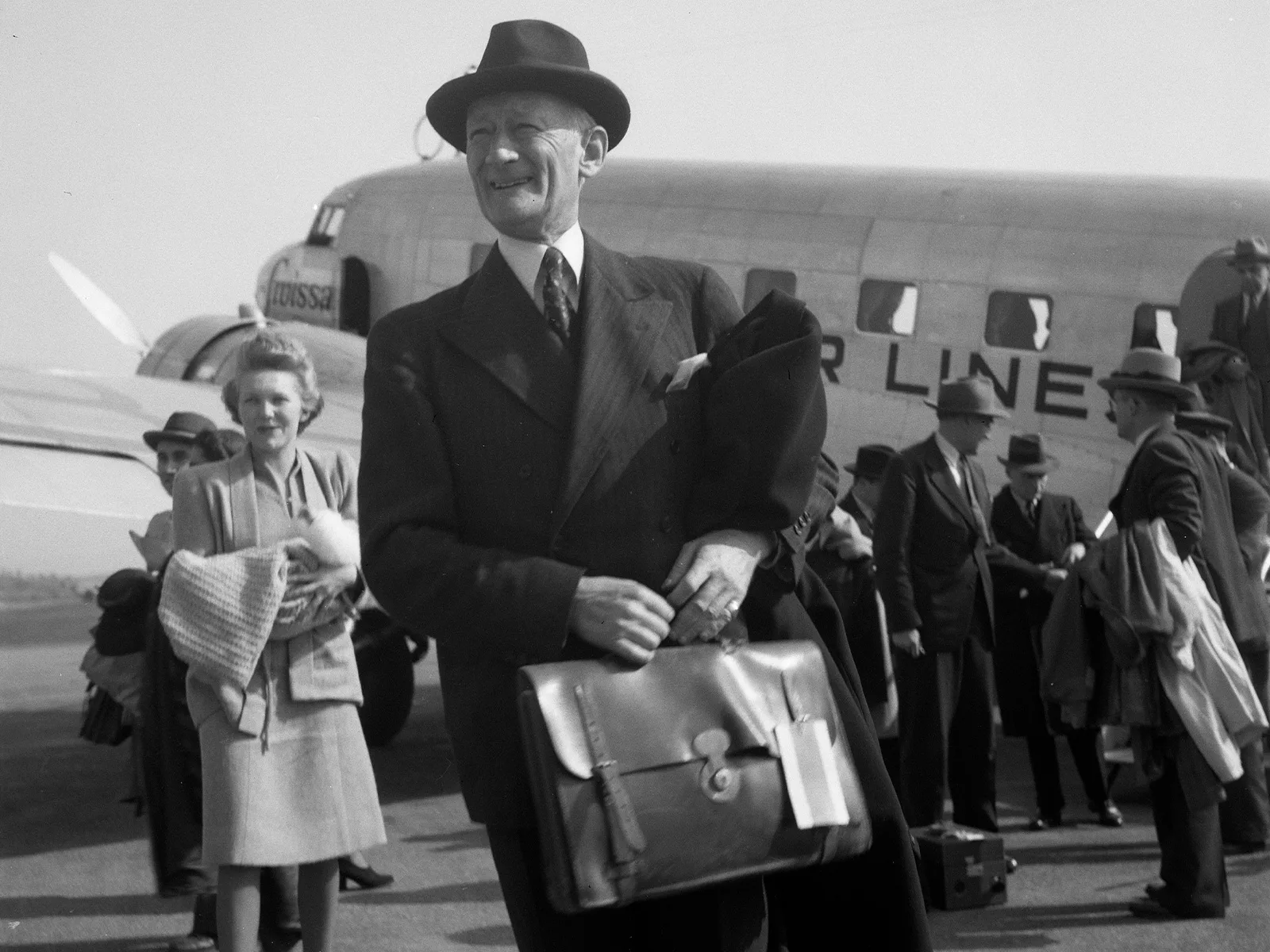 Walter Stucki auf dem Flugplatz in Dübendorf, April 1946.