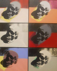 Andy Warhols Totenköpfe beeinflussten nicht nur Rockbands, sondern auch die Modebranche.