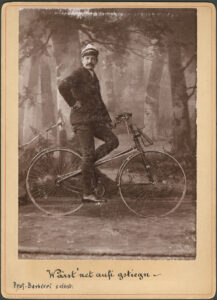 Johann Barbieri, pionnier helvético-autrichien de la photographie, sur son vélo, 1880. «Si tu n’étais pas monté dessus»…