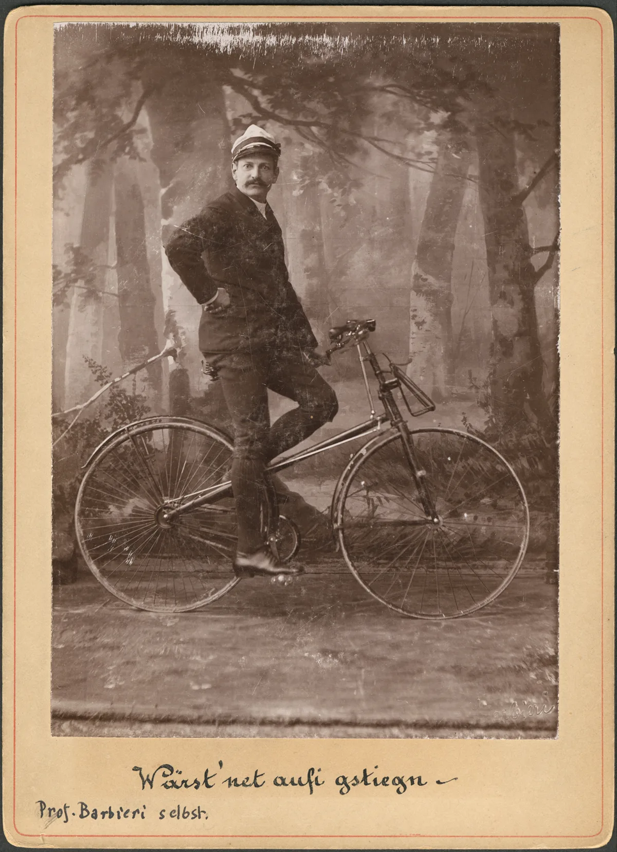 Der österreichisch-schweizerische Fotopionier Johann Barbieri auf seinem Velo, 1880. «Wärst net aufi gstiegn»…