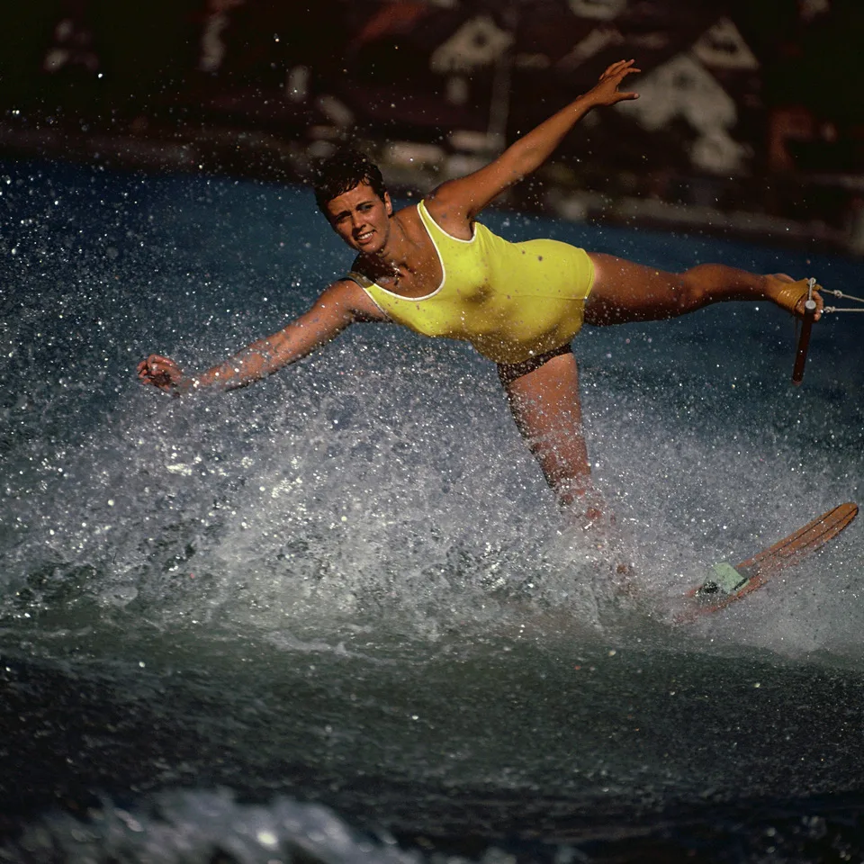 Das Schweizer Wasserskitalent Alice Baumann während dem Training auf dem Zürichsee, August 1962.