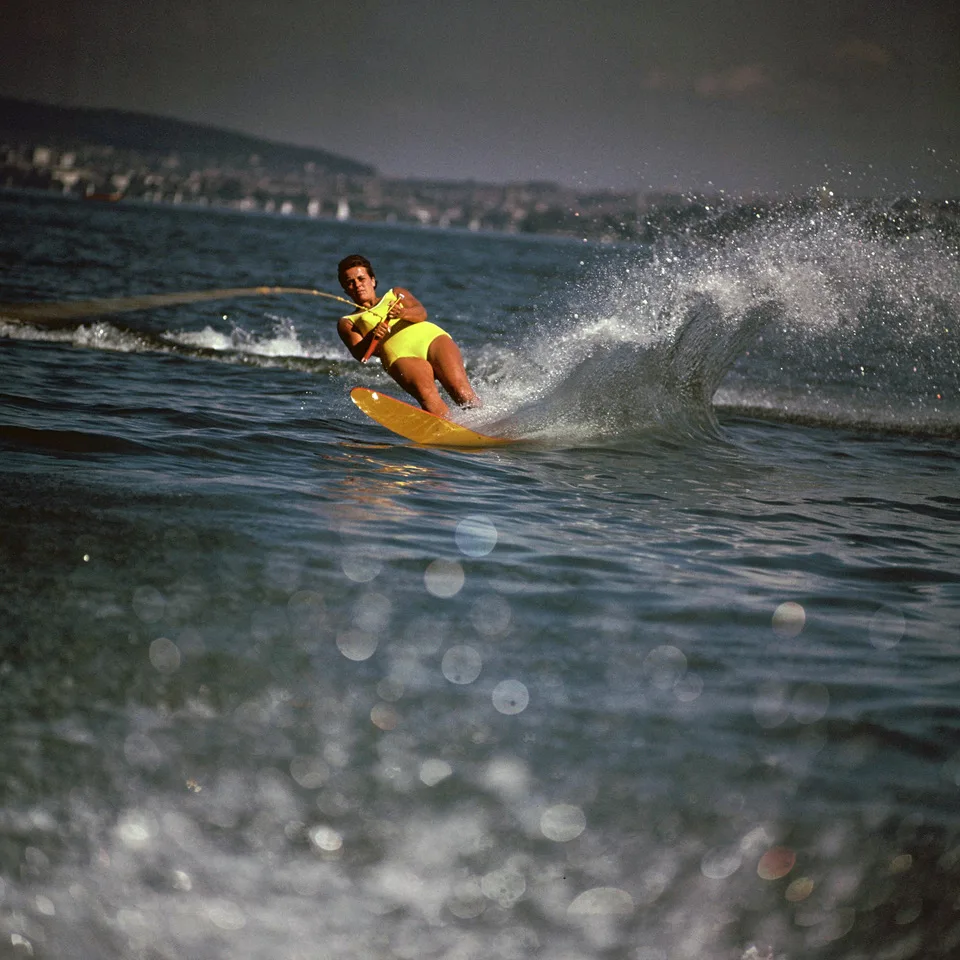 Das Schweizer Wasserskitalent Alice Baumann während dem Training auf dem Zürichsee, August 1962.