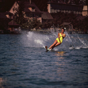 Alice Baumann, prodige suisse du ski nautique, à l’entraînement sur le lac de Zurich, août 1962.