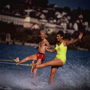 Die Wasserskifahrer Alice Baumann und Peter Schwaibold während dem Training auf dem Zürichsee, August 1962.