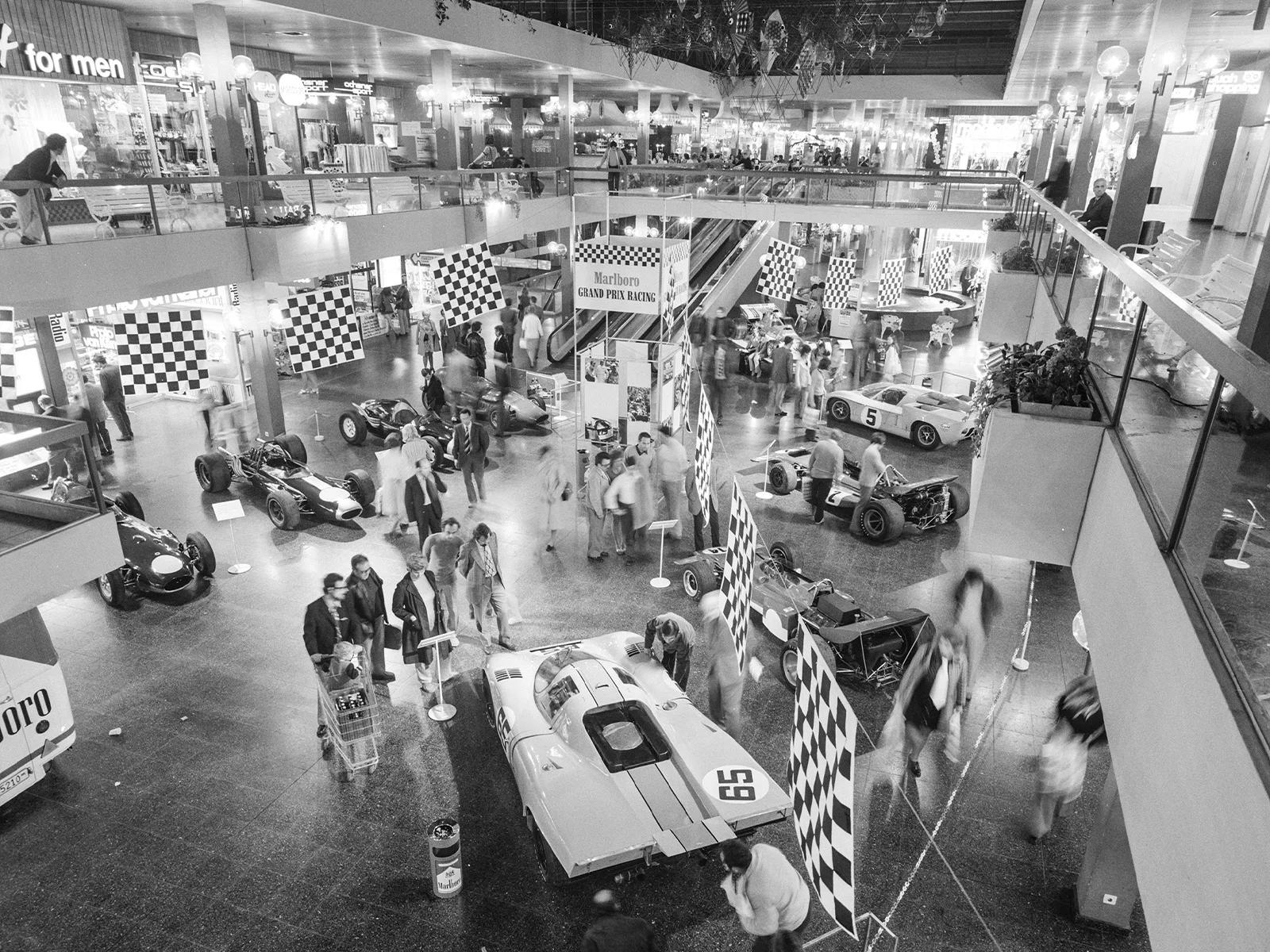 Wechselausstellungen – hier über Rennautos 1972 – erhöhten die Attraktivität des Shoppingcenters.