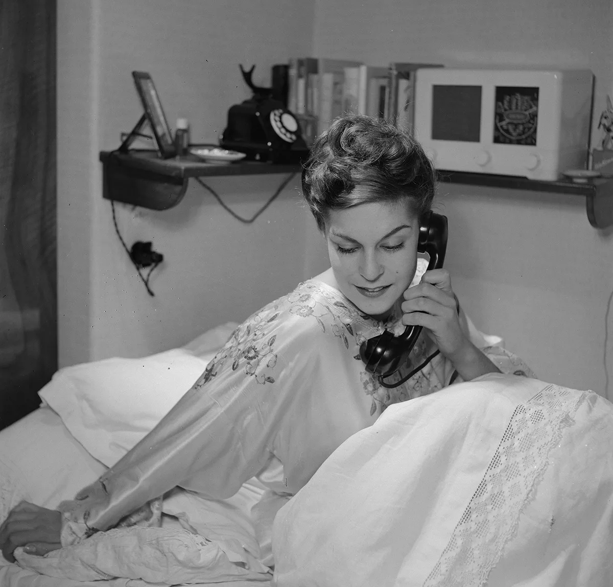 Bis tief in die 1960er-Jahre hinein wird man gegen Bezahlung persönlich von einer PTT-Telefonistin geweckt.