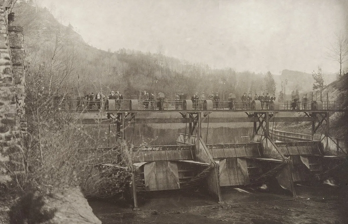 Blick auf das Wehr beim Wasserkraftwerk Freiburg-Maigrauge, 1921.
