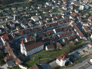 Remparts et tourelles protègent les villes médiévales dont les rangées de maisons mitoyennes bordent ruelles et places à l’atmosphère particulière. Comme ici, à Willisau photographiée avant 2013.