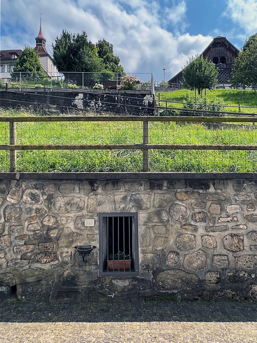 Pfarrkirche Willisau, Schlossrain. Das «eiserne Türi» führt durch die Friedhofmauer zum dahinter liegenden «Chilelöchli» – ausserhalb der geweihten Erde.