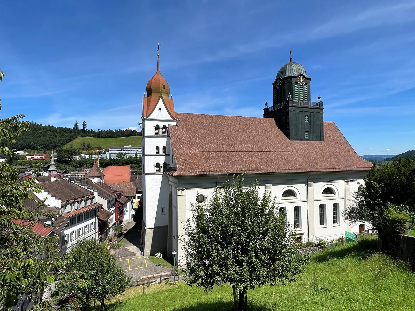 Willisau, Pfarrkirche Peter und Paul, 1810. Der Standort dominant, das Volumen überwältigend, die Bauetappen unübersehbar.