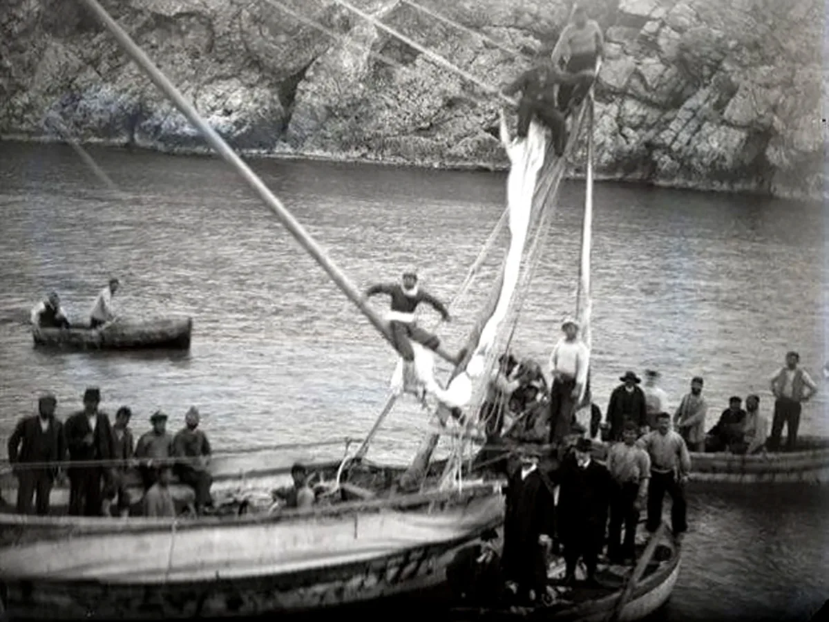 Bergung von Funden aus dem römischen Wrack im Winter 1900/1901.