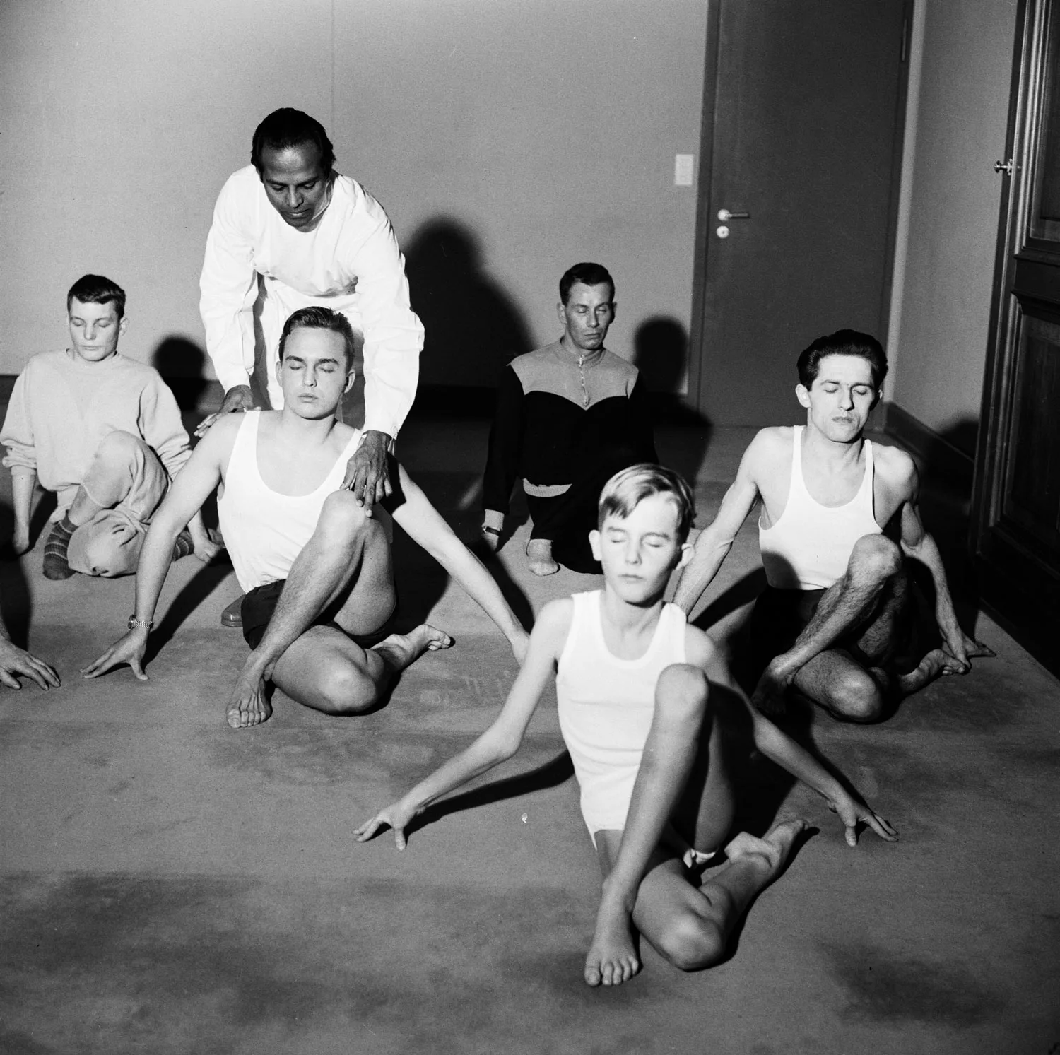 Eine Yogaklasse in der Schweiz im Jahr 1954.