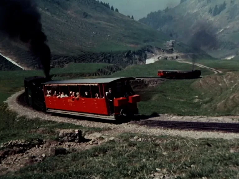 Mittels Zahnrad arbeitet sich die Brienzer Rothornbahn den Berg hinauf. Ausschnitt aus der Schweizer Filmwochenschau von 1976.