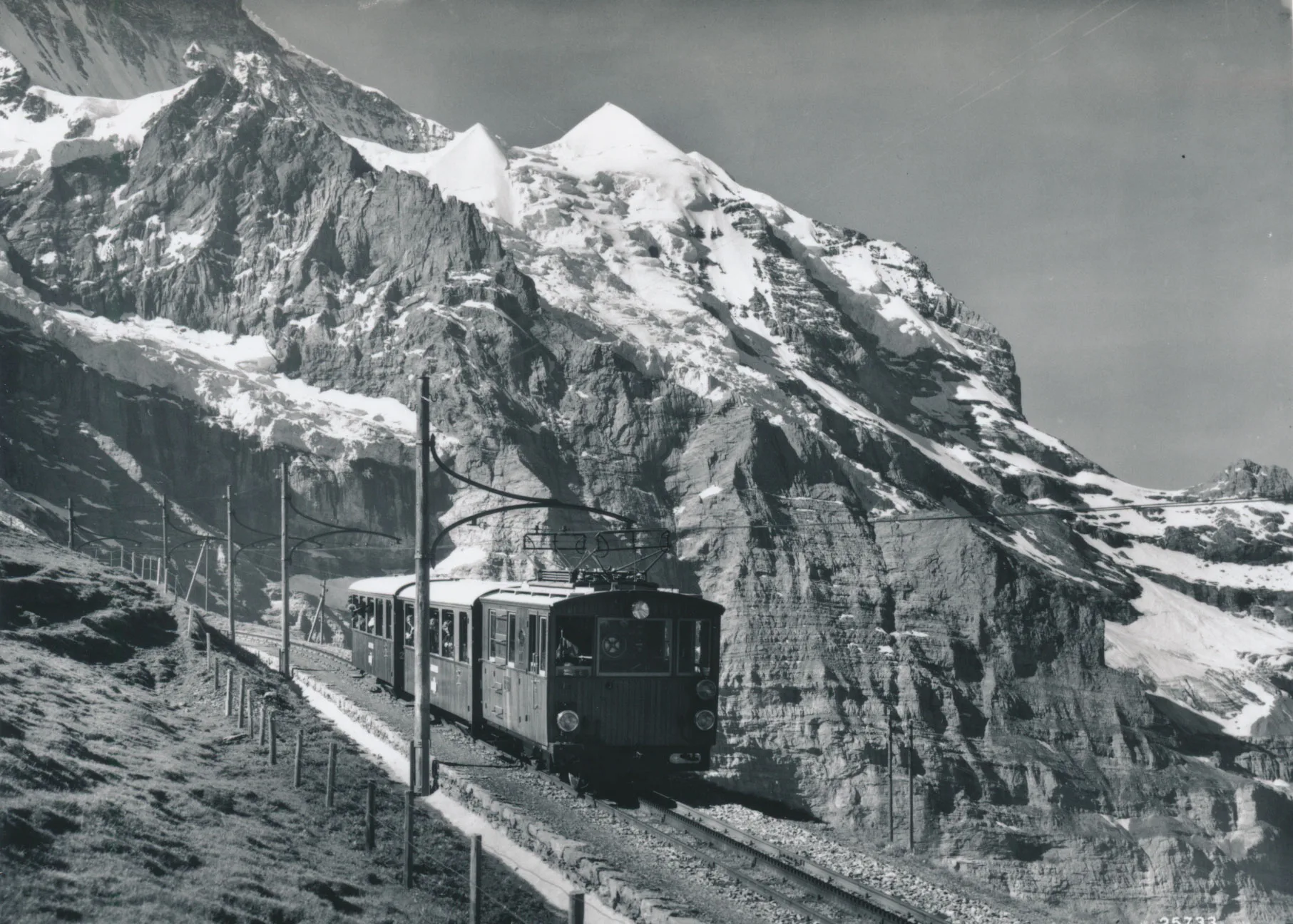 Zahnrad-Zugskomposition mit Elektrolok He 2/2 der Jungfraubahn vor dem Eigergletscher, aufgenommen am 24. Juli 1928.