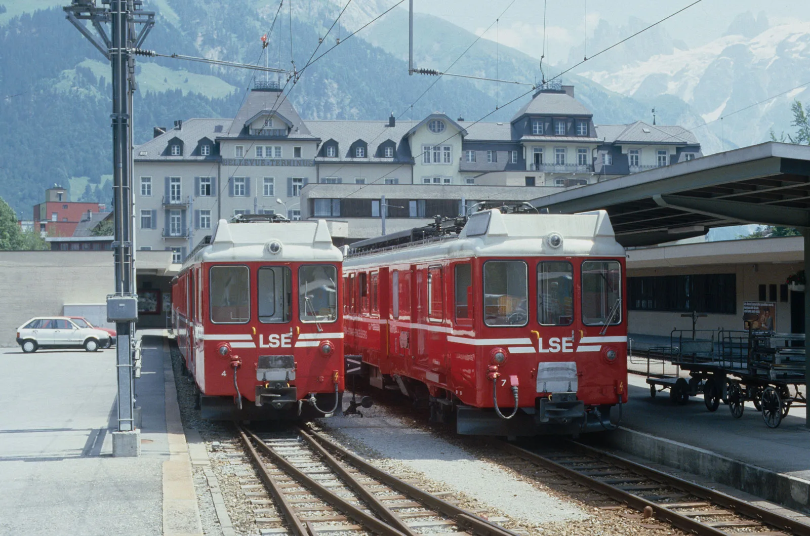 Die LSE verkehrte direkt von Luzern nach Engelberg. Die neuen Triebwagen – hier BDeh 4/4 Nr. 4 und Nr. 7 im Bahnhof Engelberg im Jahr 1985 – konnten die Steilstrecke ins Klosterdorf dank des Zahnradantriebs ohne Schublok bewältigen.