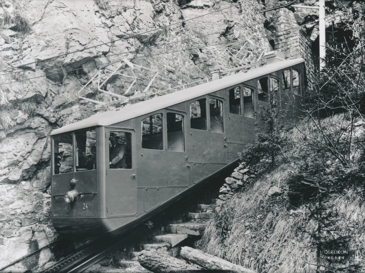 Mit einer Neigung von 46 % ist die Pilatusbahn die steilste Zahnradbahn der Welt. Nach der Elektrifizierung in den 1930er-Jahren kamen ab 1937 neue Triebwagen zum Einsatz, hier der Beh 1/2 Nr. 24.