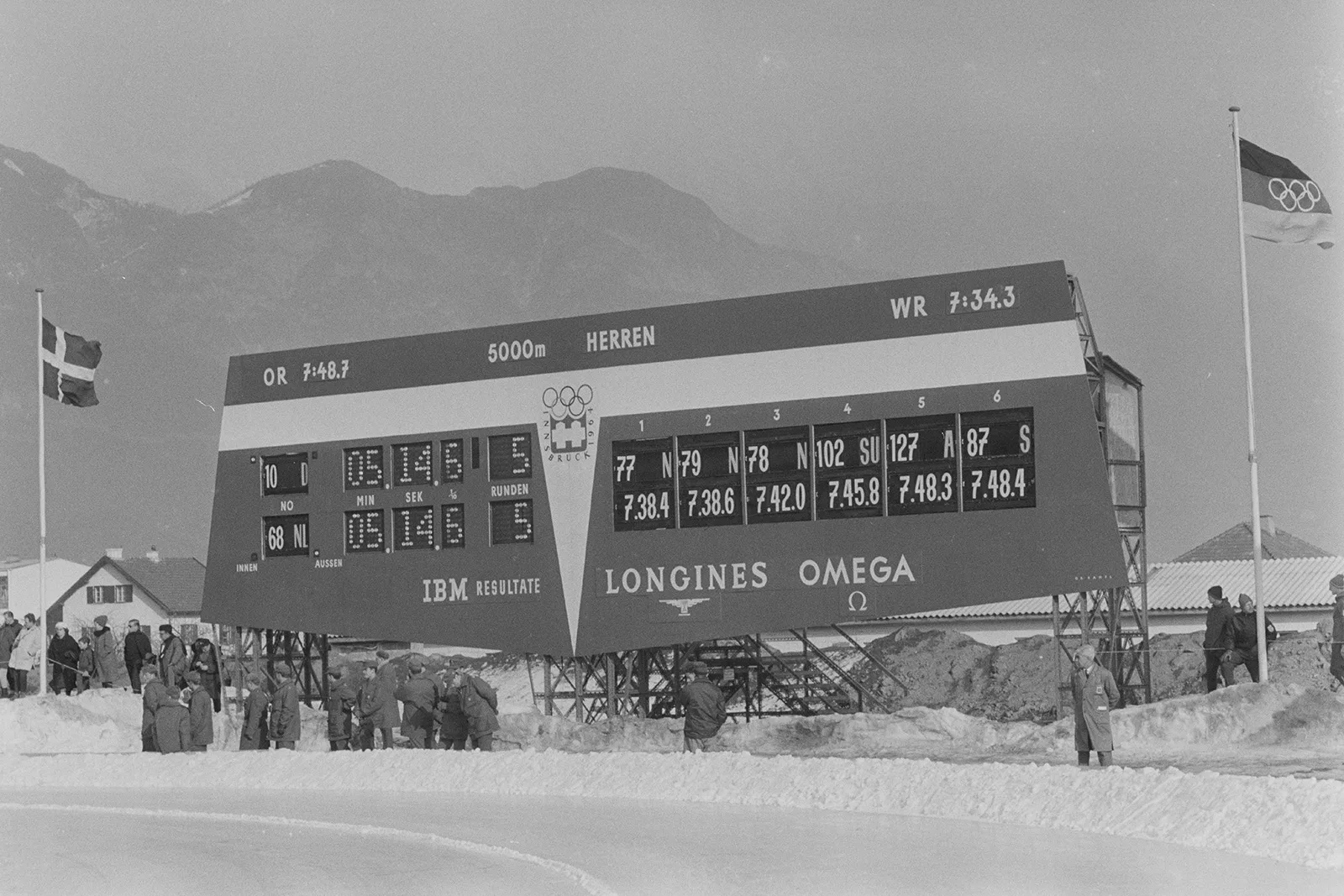 Zeitanzeige bei den Eisschnelllauf-Wettbewerben bei den Spielen in Innsbruck 1964 mit den Marken-Logos von Longines und Omega.