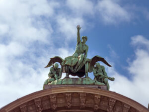 Esprit du temps, 1907. Sculpture de Richard Kissling pour l’arche d’entrée de la gare de Lucerne construite en 1896.