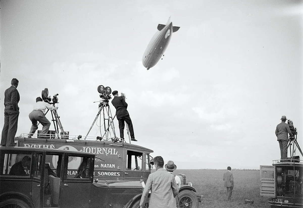 Landung des Zeppelin «LZ 127» mit den deutschen Teilnehmern der Völkerbundversammlung in Genf-Cointrin am 14. September 1930.