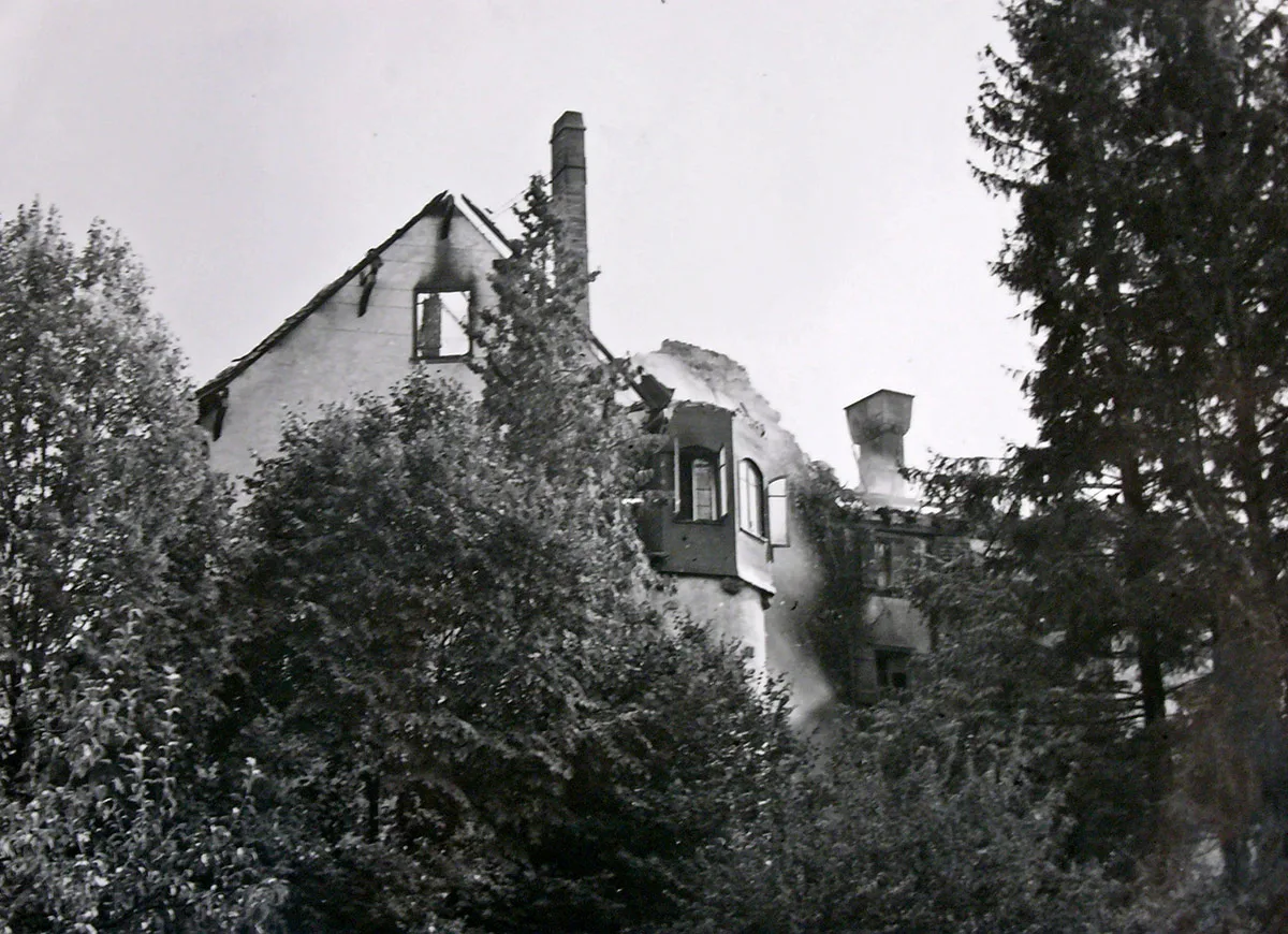 Das zerstörte Wohnhaus von Max Huber nach dem Flugzeugabsturz 1944.