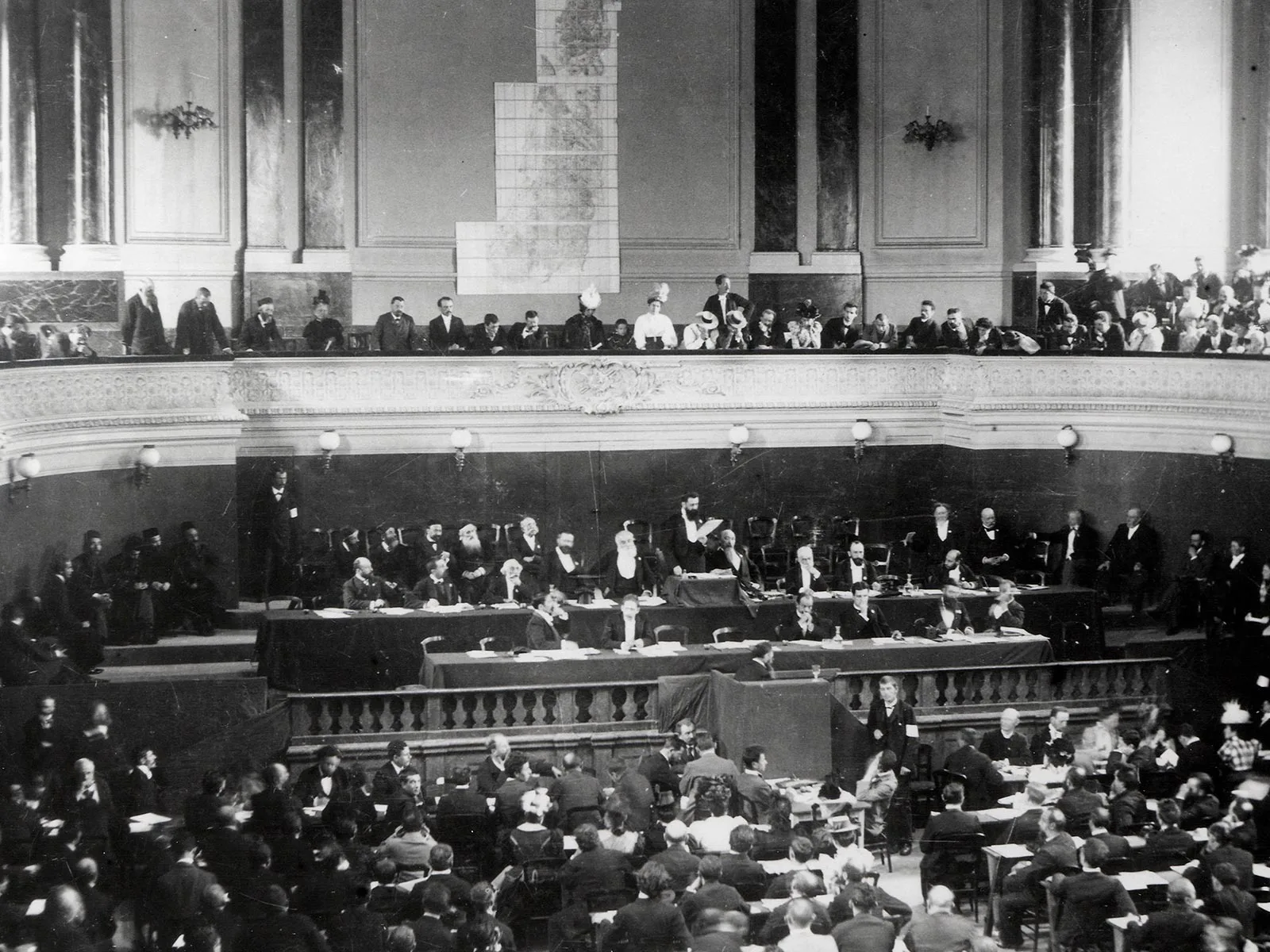 Theodor Herzl eröffnet 1897 den ersten Zionistenkongress im Basler Stadtcasino.