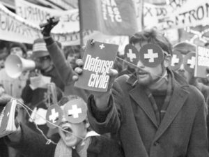 Le «Manuel de défense civile» a rencontré une forte résistance au sein de la population. Manifestation à Genève en 1969.