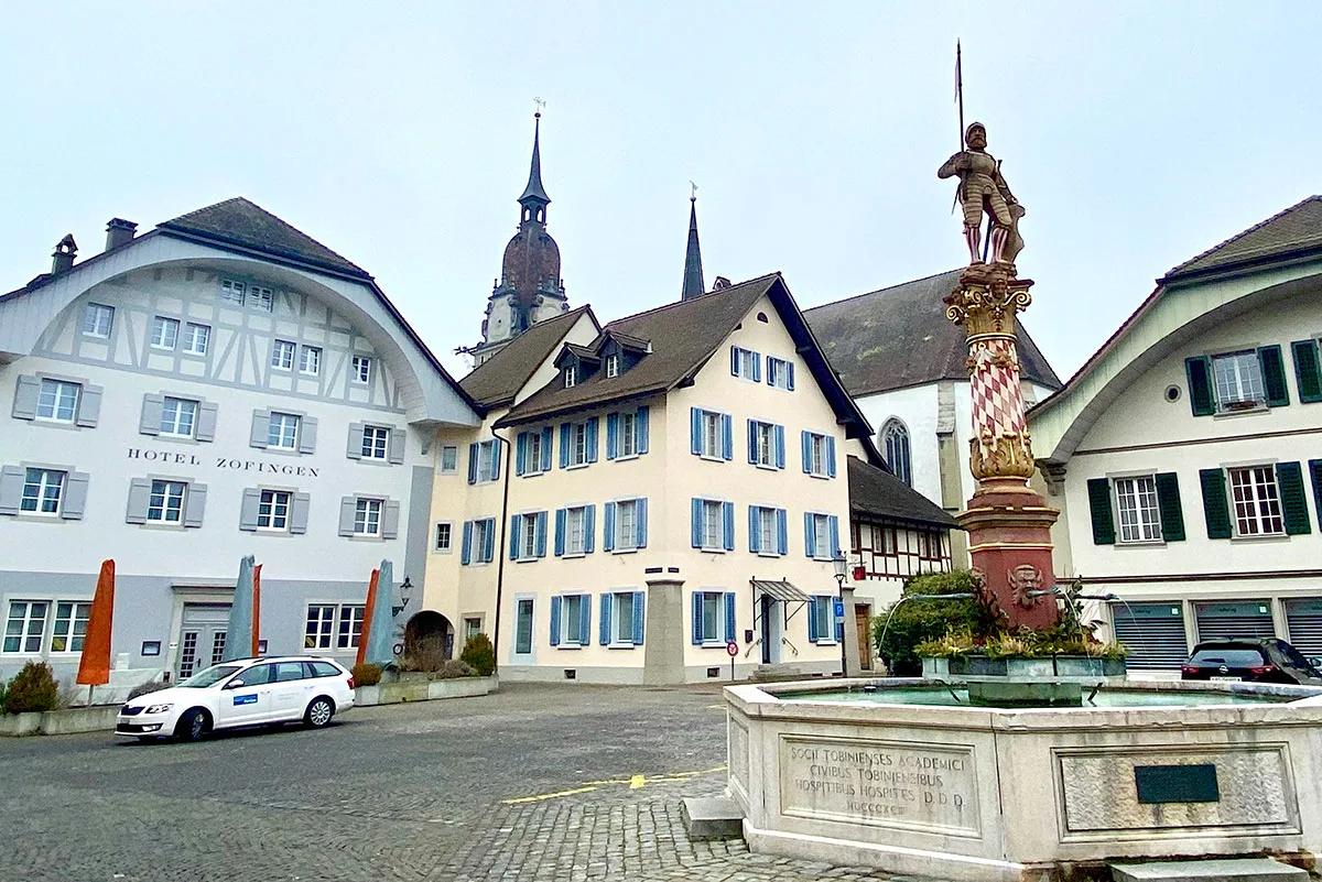 In der Mitte der Abbildung befindet sich das Gebäude am Niklaus-Thut-Platz, in dem die sechs «Zofinger Griechen» untergebracht waren.