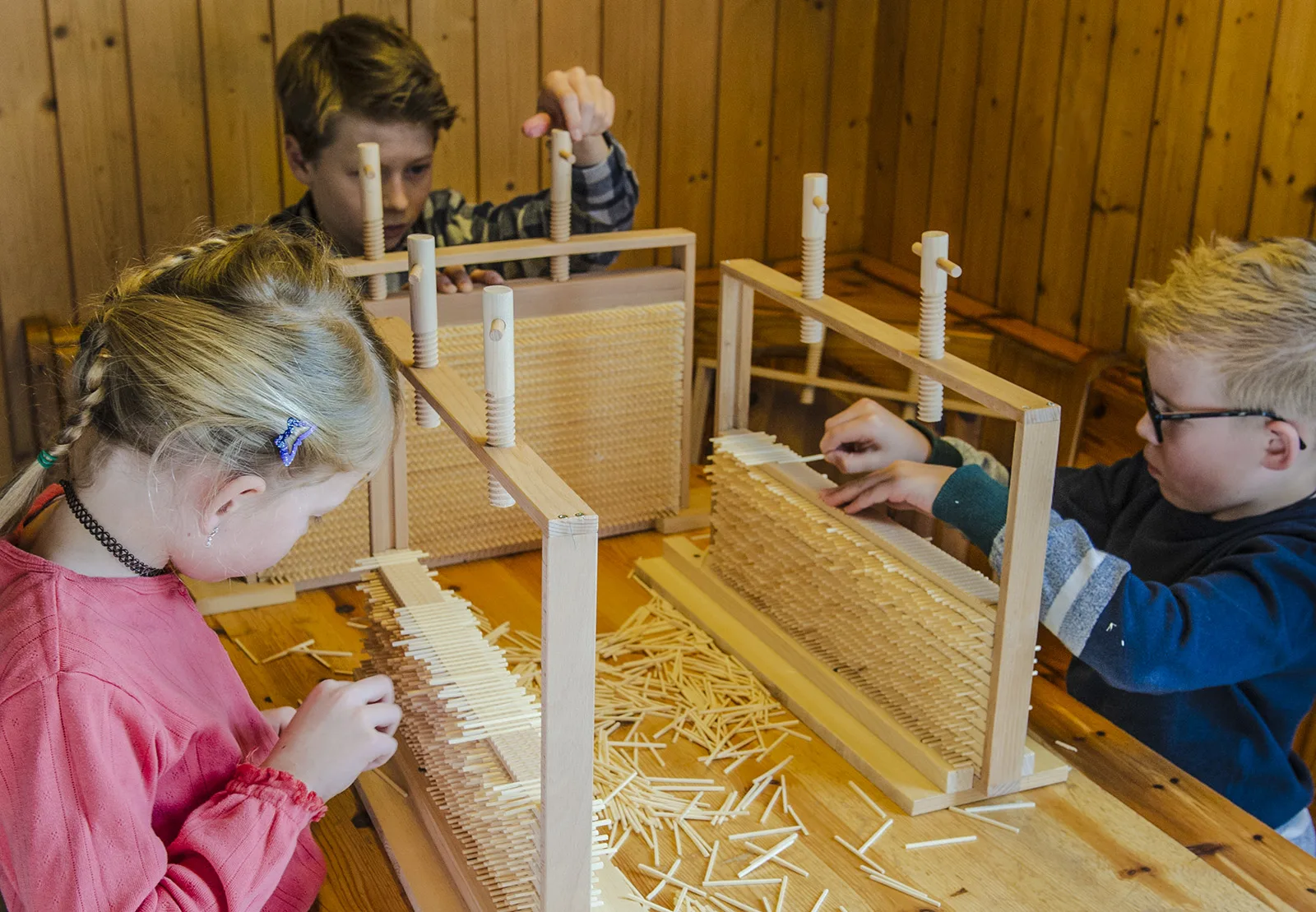 Das «Einlegen» der rohen Hölzchen in (nachgebaute) Rahmen. Nach dem Verbot der Fabrikarbeit von Kindern wurde dieser Arbeitsschritt zu Heimarbeit.