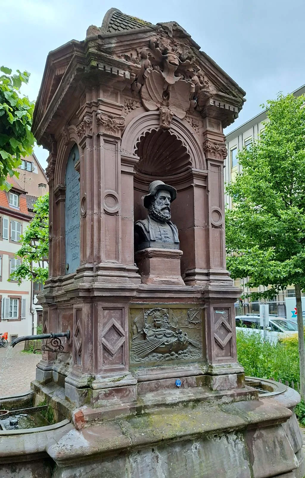 Der Zürcher Brunnen erinnert an den Anlegeplatz der Hirsebreifahrt von 1576. Der Rheinarm wurde im 19. Jahrhundert zugeschüttet. Auf der Vorderseite sind die Büste des Dichters Johann Fischart sowie eine Bronzetafel zu sehen, die den Topf auf dem Boot zeigt.