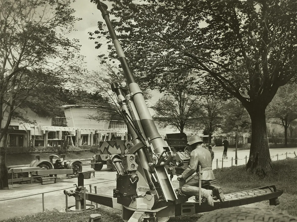 7,5-cm-Fliegerabwehrkanone der Schweizer Armee an der Landesausstellung 1939 in Zürich. Auch Unterlagen zu solchen Waffen gehörten zu den Informationen, die «Nina» zu beschaffen versuchte.