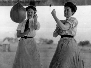 Zwei Frauen trainieren an einem Boxball, 1916.