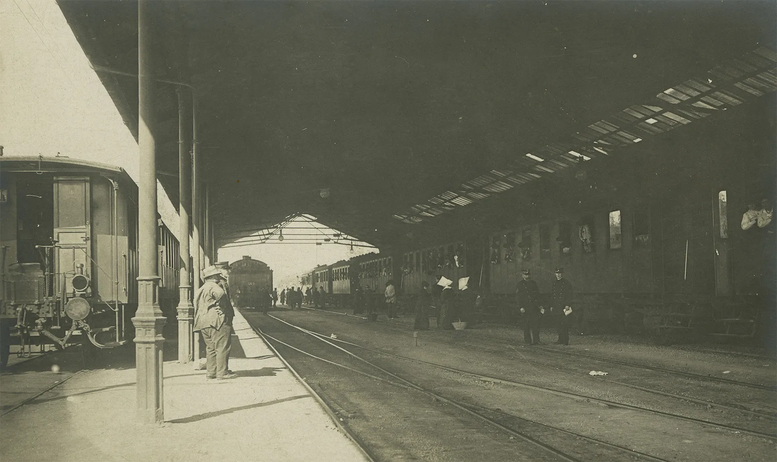 Zwei Ordensschwestern unterhalten sich im Bahnhof Freiburg mit französischen Evakuierten, nachdem sie ihre Körbe geleert haben, 1915.