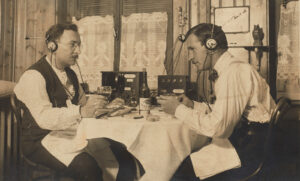 Deux auditeurs de radio en train de se restaurer à Sirnach. Photo prise entre 1923 et 1928. Photographie de Jean Mäder, Hub près de Sirnach.