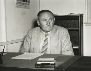 Fritz Zwicky 1947 in seinem Büro in Kalifornien.