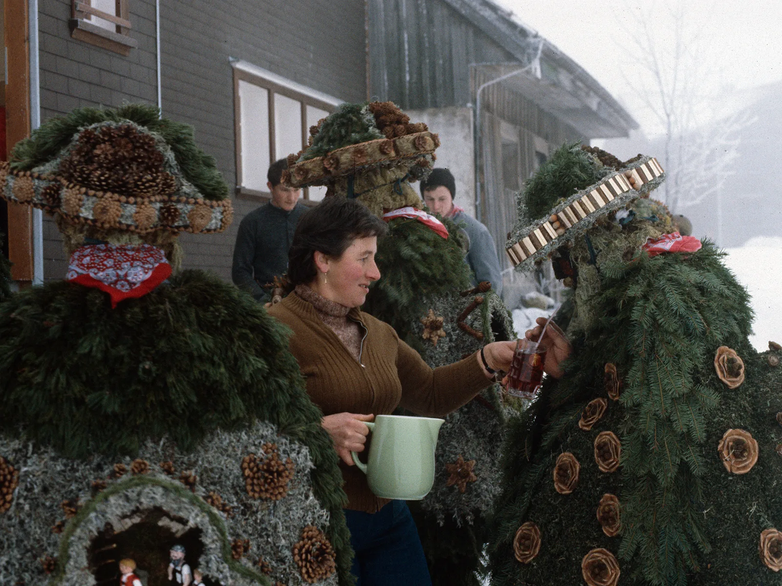 Zwischenverpflegung nach dem Zäuerli, Urnäsch, zwischen 1975-1985.